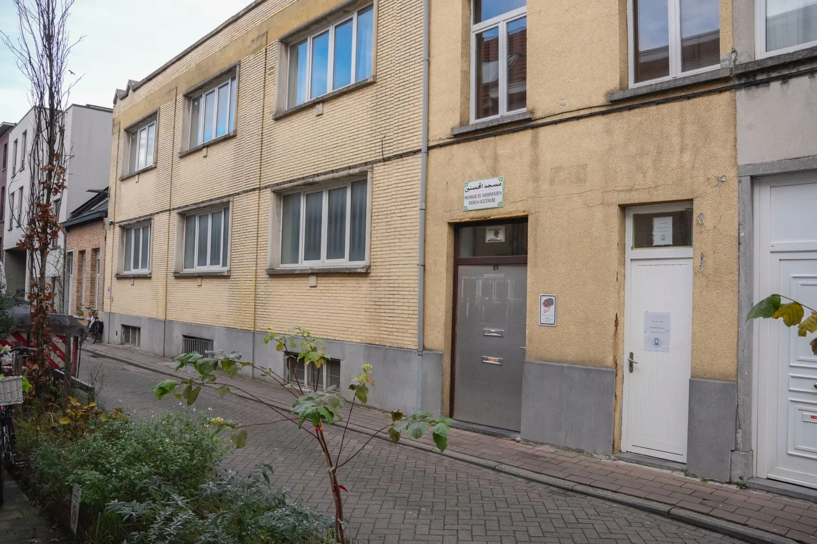 Gevel van de moskee in de Sint-Lambertusstraat