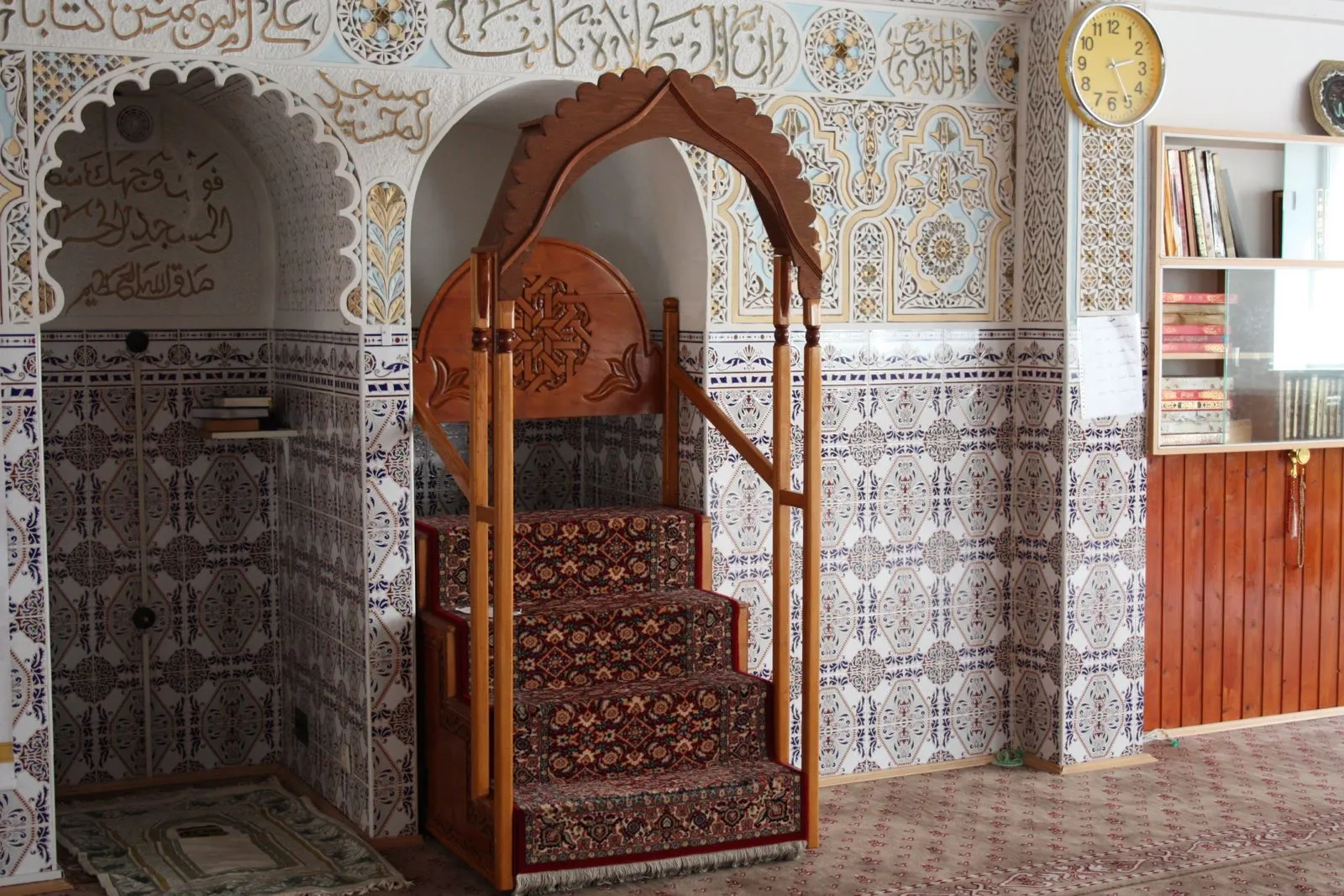 De minbar en mihrab van de moskee