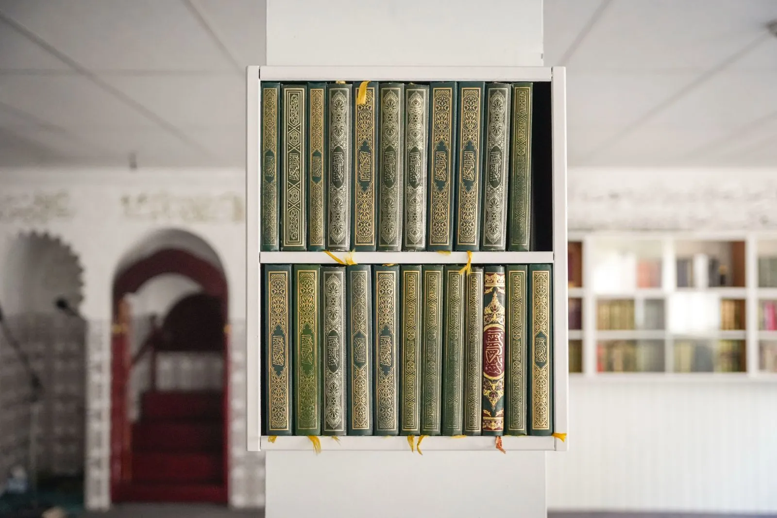 Koranboeken in de bibliotheek van de moskee